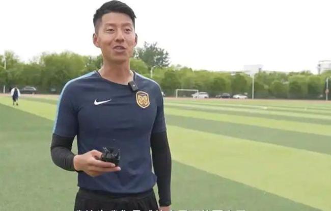“苏超”淮安队主帅回应穿正装 尊重比赛态度获赞