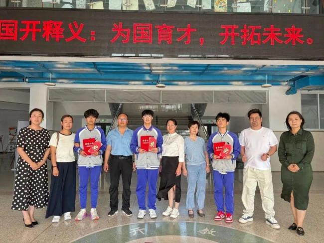 三少年救援被困车内女童 英勇无畏获赞誉