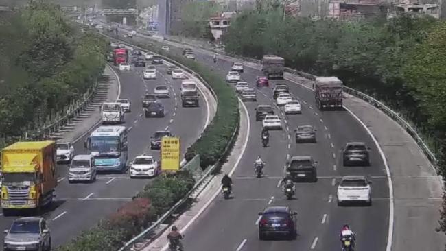 多人騎摩托在高速路飆車(chē)被抓