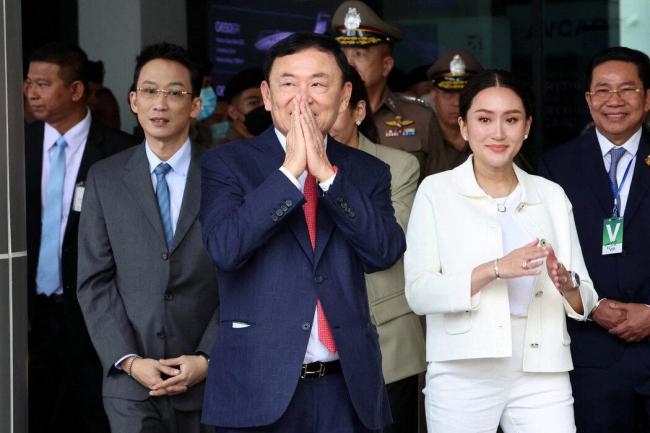泰国女总理含泪道歉 电话门引发政坛动荡