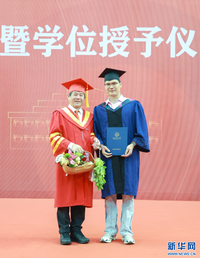 毕业生复刻“束脩之礼”谢师恩 三年后再拨穗