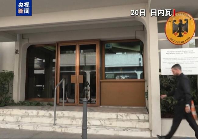 伊朗開出談判條件 ?；鹗乔疤?></p><p>在軍事沖突的背景下,，外交領(lǐng)域也動(dòng)作頻頻。當(dāng)?shù)貢r(shí)間20日,，伊朗外長(zhǎng)阿拉格齊與英法德三國(guó)外長(zhǎng)及歐盟代表在日內(nèi)瓦會(huì)晤,，這是以色列13日空襲伊朗后，西方國(guó)家與伊朗高級(jí)官員首次面對(duì)面會(huì)晤,。歐洲方面希望伊朗就核問(wèn)題與美國(guó)恢復(fù)談判,，而伊朗重申，只有以色列“停止侵略”,，才會(huì)考慮通過(guò)外交途徑解決伊核問(wèn)題,。阿拉格齊對(duì)英法德及歐盟未譴責(zé)以色列襲擊表達(dá)關(guān)切,，但同意保持對(duì)話渠道。</p>
            </div>
            <!-- /qudao/etc/endpage/ep_pagetop.shtml Start -->
<div   id=
