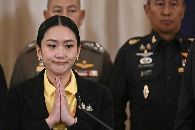 泰國(guó)女總理含淚道歉 電話門引發(fā)政壇動(dòng)蕩