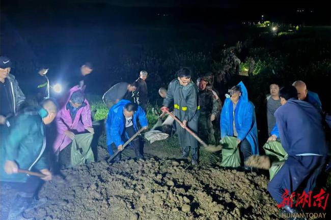 湖南处置澧水大堤一处管涌群 军民合力抢险保家园