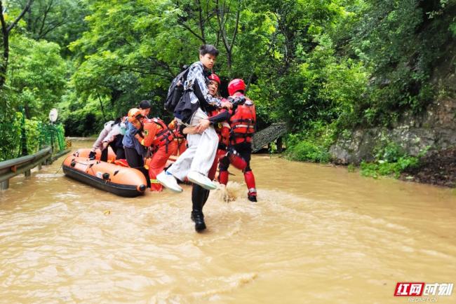 多地遭遇持续强降雨 救援现场直击 消防紧急救援