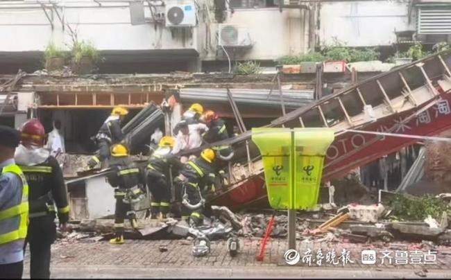 上海一商业街门头连片坍塌 突发事故现场救援