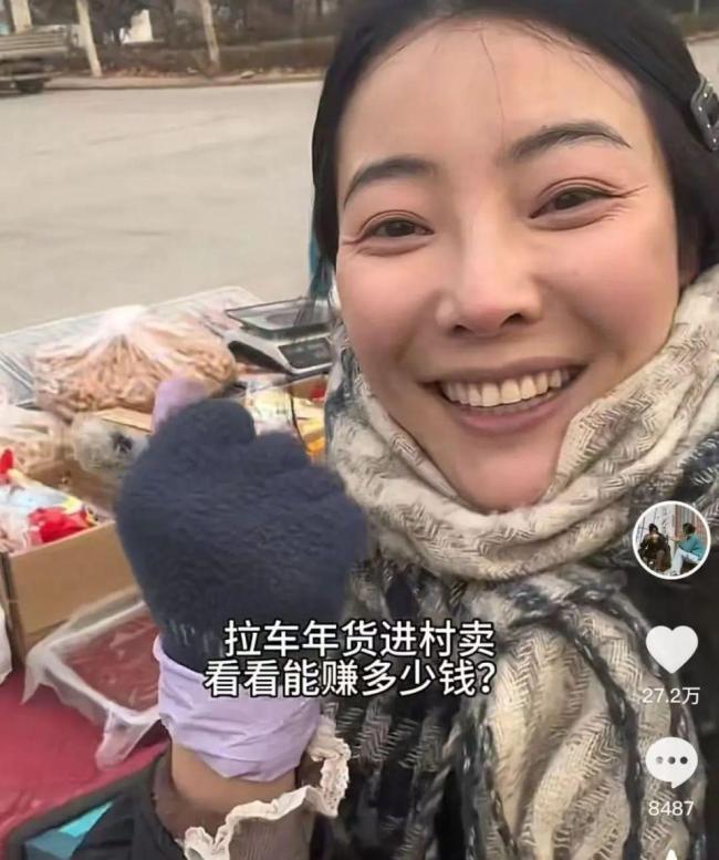 河南27岁女生乡村卖货走红 小货车架起爱心桥