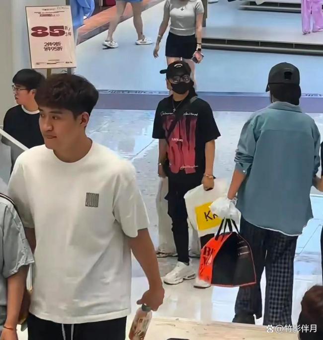 汪峰与女友新疆逛街 怕她走丢的小心谨慎