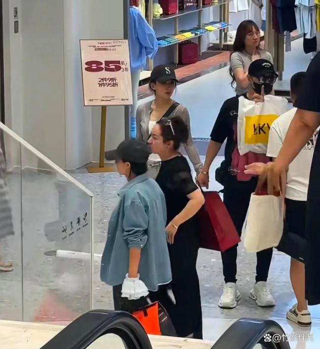 网友偶遇汪峰森林北牵手逛街 怕她走丢的紧张感
