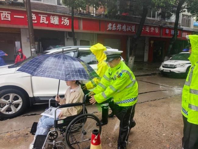 學(xué)生拄拐赴考民警撐傘攙扶 溫情守護(hù)顯初心