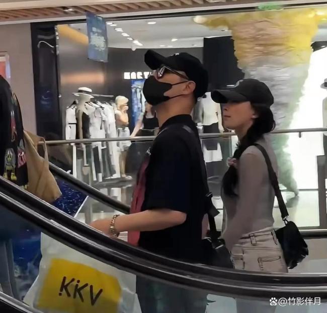 网友偶遇汪峰森林北牵手逛街 怕她走丢的紧张感