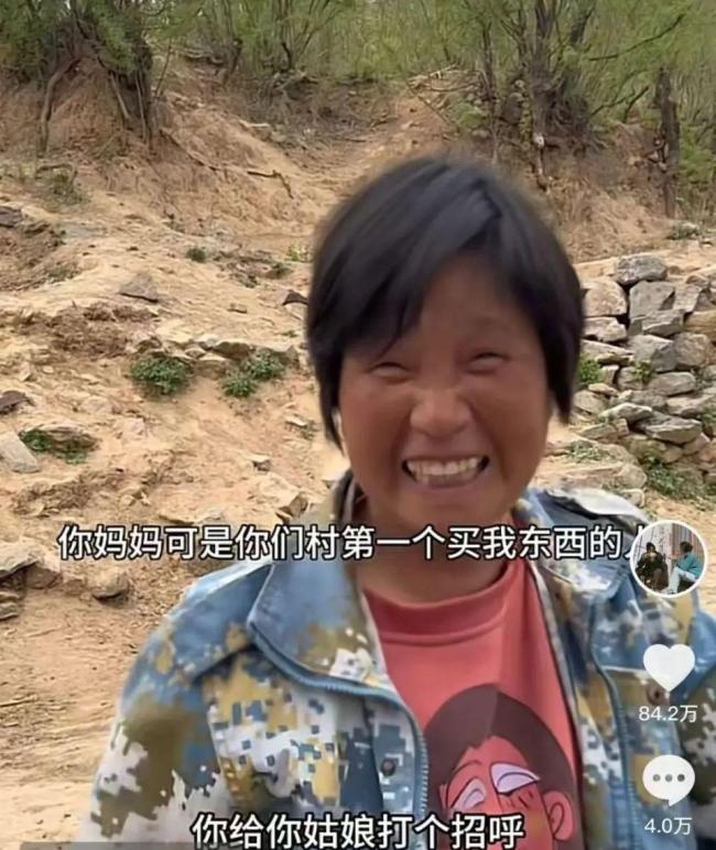 河南27岁女生乡村卖货走红 小货车架起爱心桥