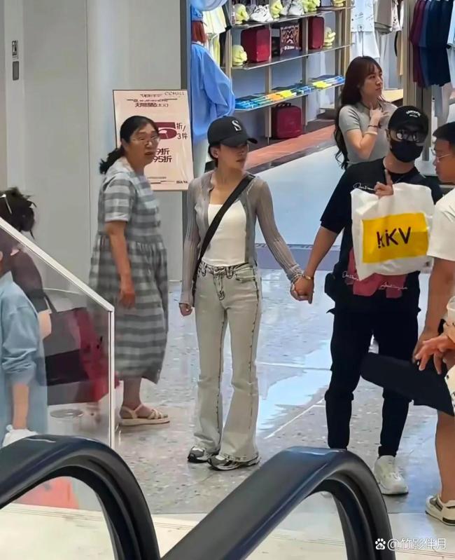 汪峰与女友新疆逛街 怕她走丢的小心谨慎