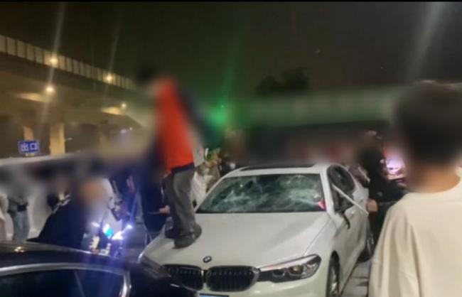 山東臨沂警方抓獲23名砸車打人嫌疑人 未成年人涉案引關(guān)注