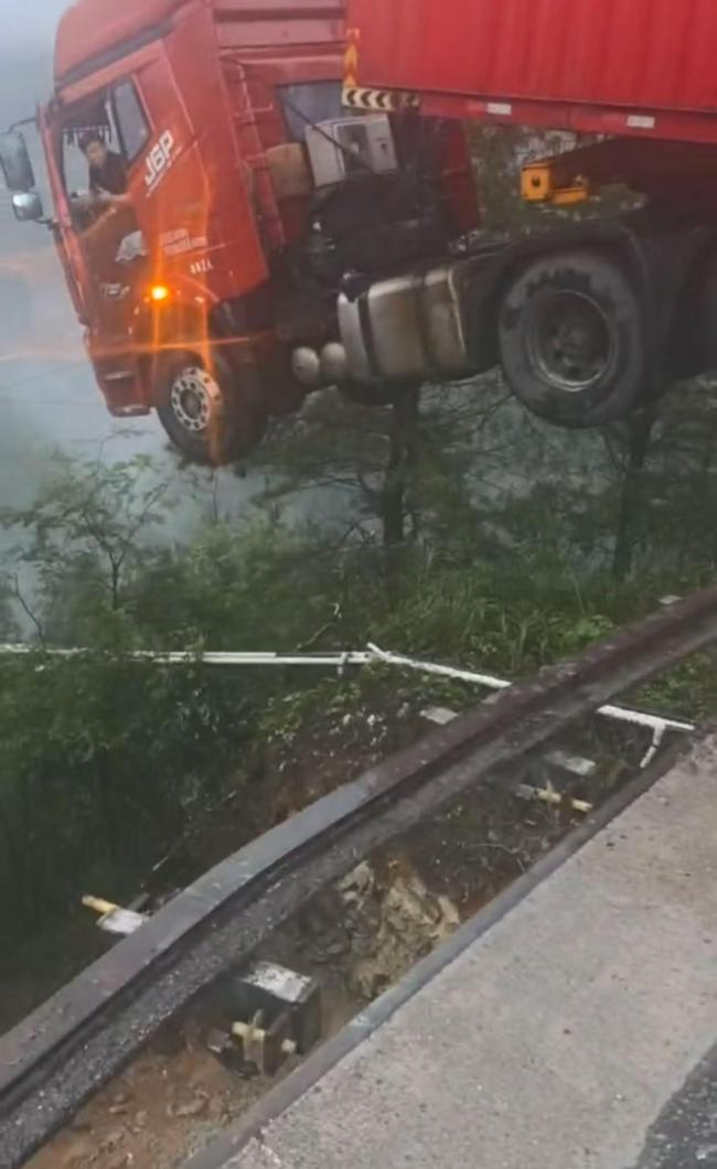 廈蓉高速一大橋疑發(fā)生坍塌有車墜落 貨車司機(jī)獲救
