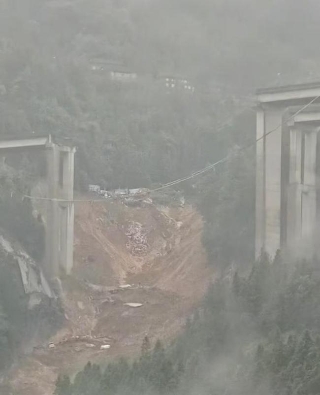 黔南州一高速橋坍塌疑有車輛墜落 官方回應(yīng)