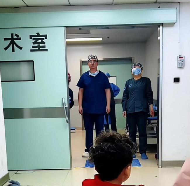 3岁儿子捧鲜花手术室门口等癌症妈妈 感人瞬间触动人心