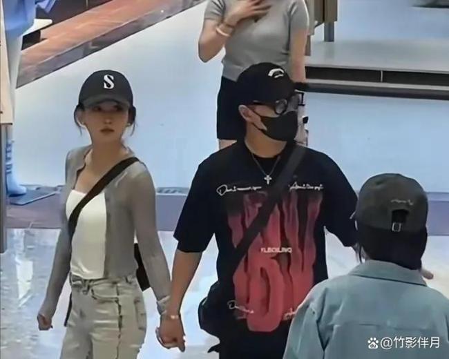 网友偶遇汪峰与森林北逛街 怕她走丢的小心谨慎
