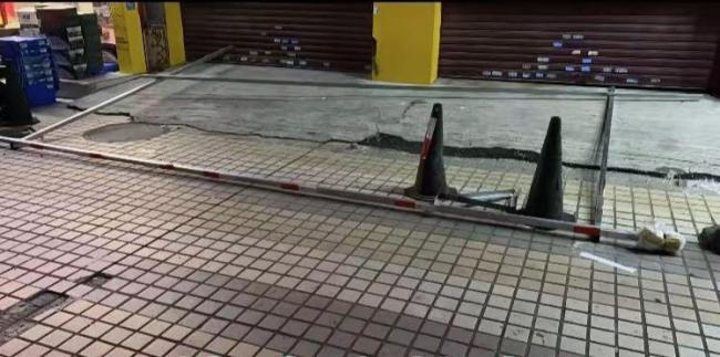 打電話車主不愿挪車 老板電焊封堵 深夜自行切開逃離