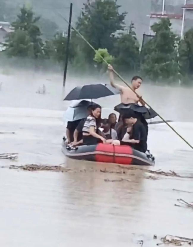 小伙暴雨中劃艇救出100多人 生命擺渡人