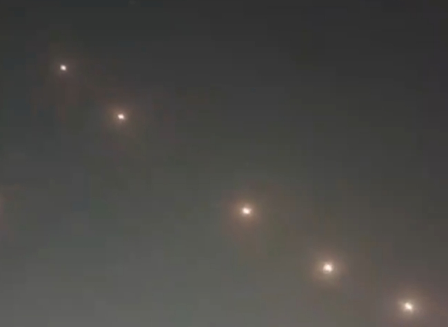 伊襲美軍基地：多枚導彈沖上夜空