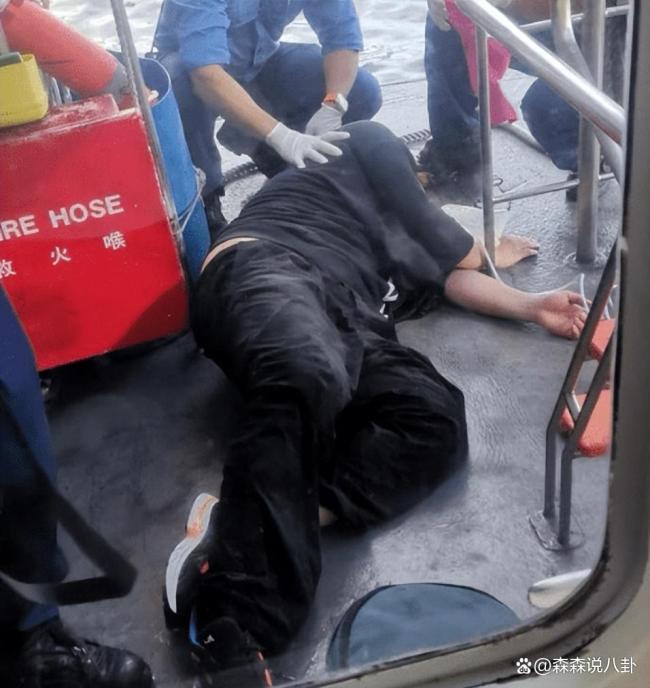 姜濤墜海獲救現(xiàn)場：渾身濕透被抬走,，經紀人澄清非自殺