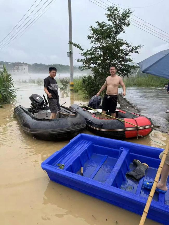 小伙暴雨中劃艇救出100多人 生命擺渡人