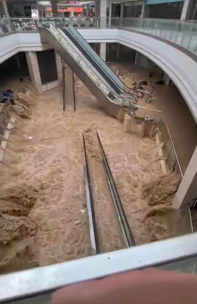 貴州榕江縣城最大商場被洪水淹沒 緊急撤離進行中