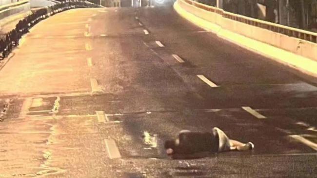 男子醉酒躺馬路中央后被救助
