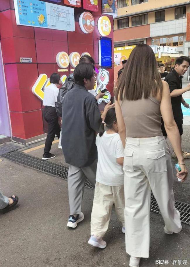王祖蓝李亚男一家来贵阳避暑 幸福出游羡煞旁人