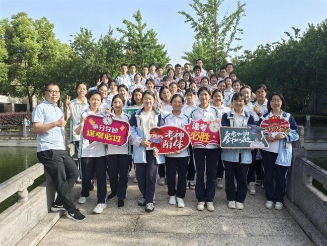 一班三个高分屏蔽考生，查到成绩班主任嘴角压不住了鼓掌狂喜