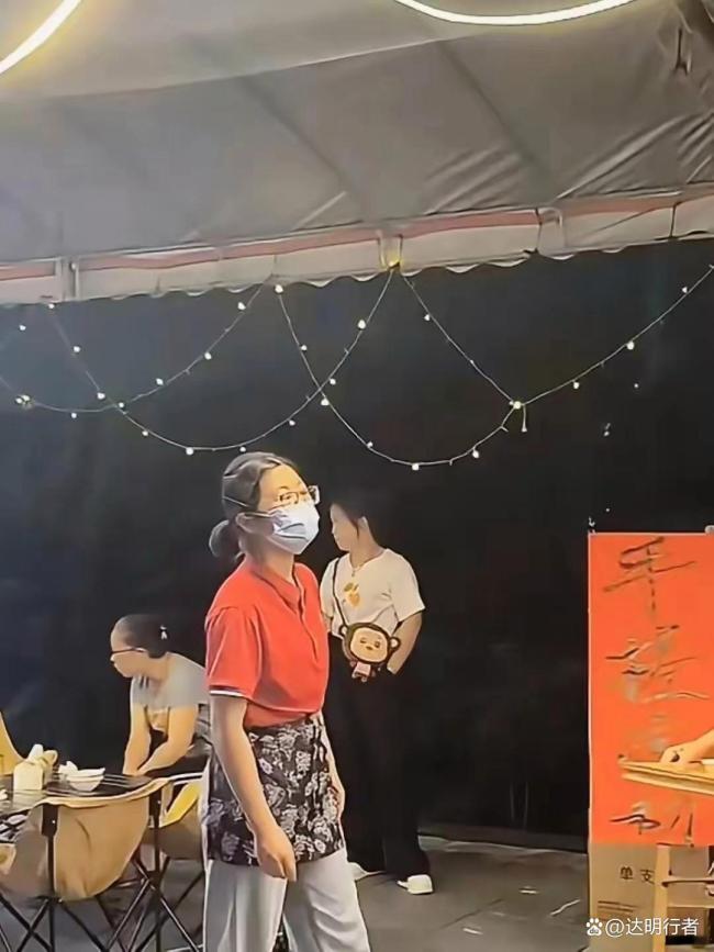 高考成绩公布 扁担女孩成绩受关注 担当比分数更耀眼