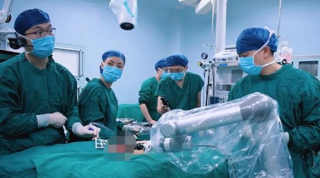 世界首例 腰上種牙再移植手術(shù)成功 機(jī)器人輔助完成