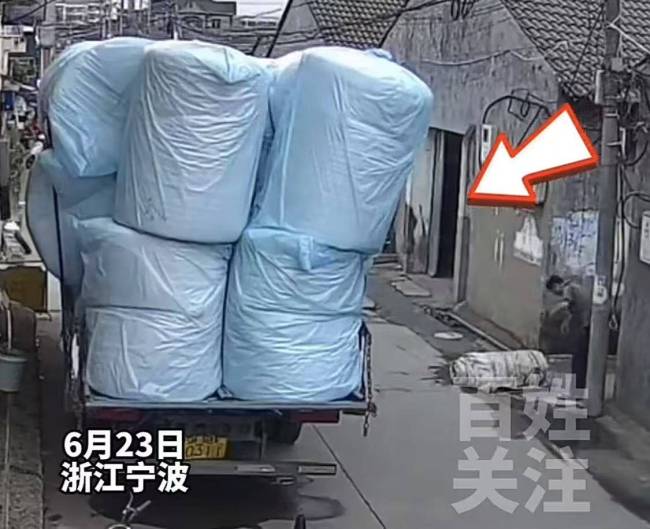 監(jiān)控：2人騎電動(dòng)車經(jīng)過(guò)被掉落貨物砸倒
