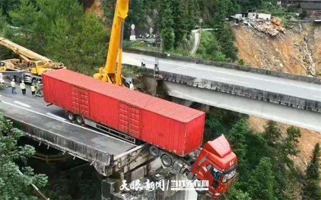 懸空貨車司機(jī)講述獲救細(xì)節(jié) 科學(xué)調(diào)度避免更大損失