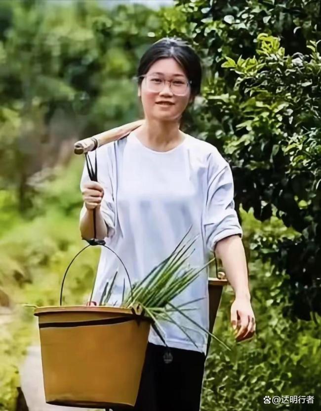 高考成绩公布 扁担女孩成绩受关注 担当比分数更耀眼