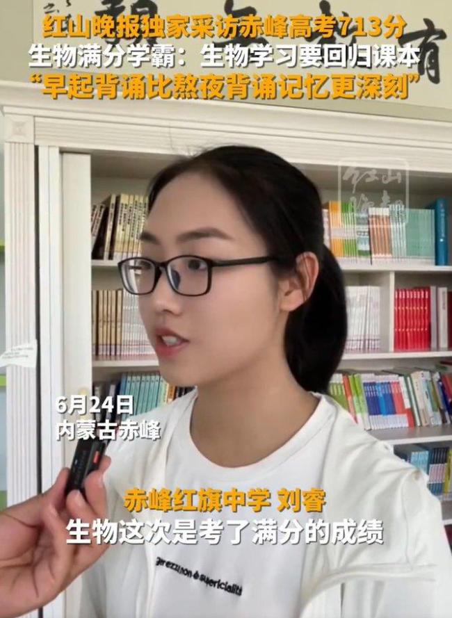 高考查分现场：有人祖孙三代欢呼 喜悦与泪水交织