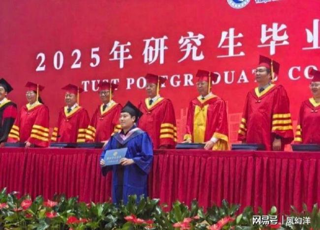 28岁梁靖崑研究生毕业，身穿硕士服被大家围观