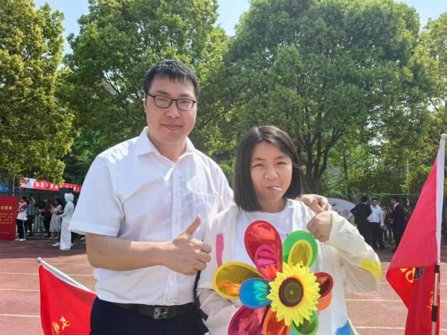 一班三个高分屏蔽考生，查到成绩班主任嘴角压不住了鼓掌狂喜