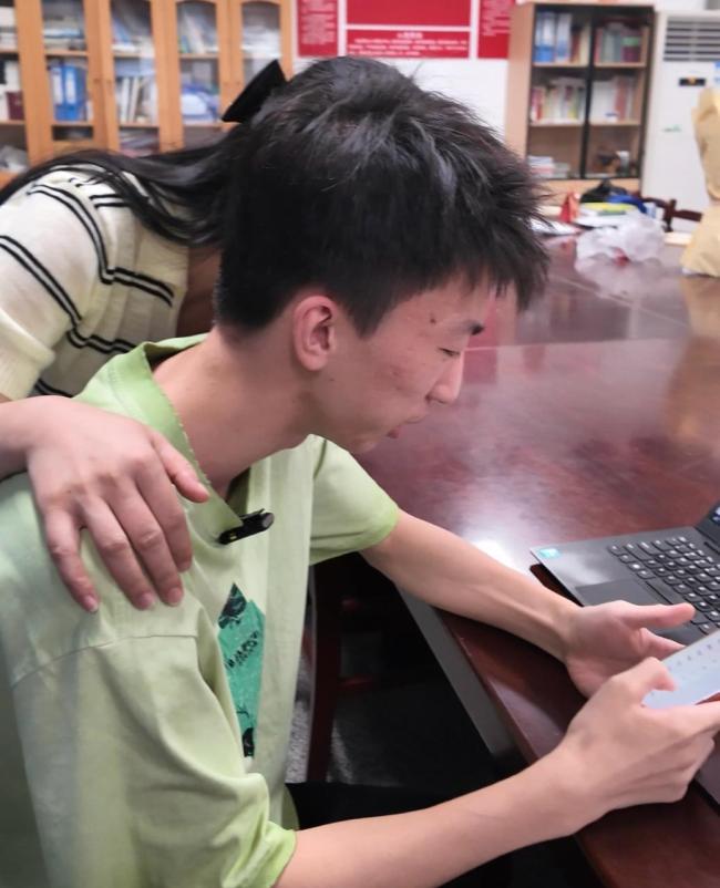 男生因病請假一學期高考逆襲669分 堅持與自律成就夢想