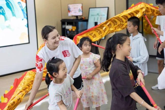跳河救人的俄罗斯姑娘找到了 毕业旅行中的英勇之举