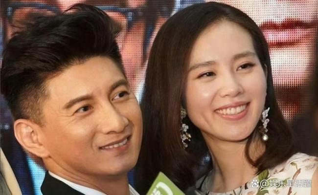 吴奇隆夫妇带儿子现身商场 温馨互动击碎婚变传言