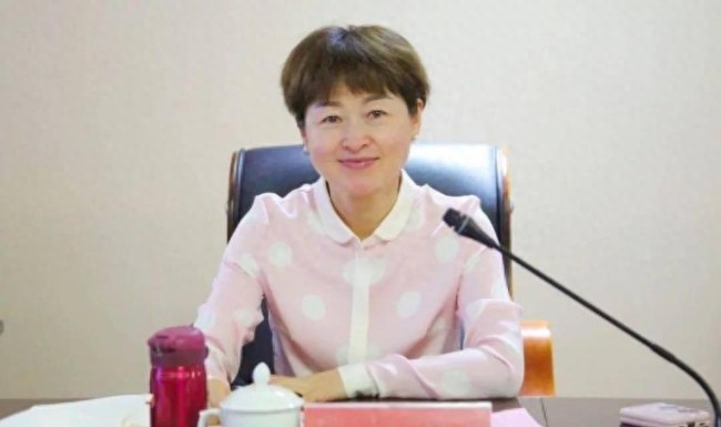 女干部严重违反生活纪律 本人照片曝光，52岁刘岚被“双开”