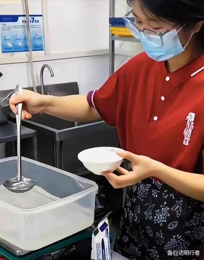 “扁擔(dān)女孩”劉燕的成績引關(guān)注 擔(dān)當(dāng)比分?jǐn)?shù)更耀眼