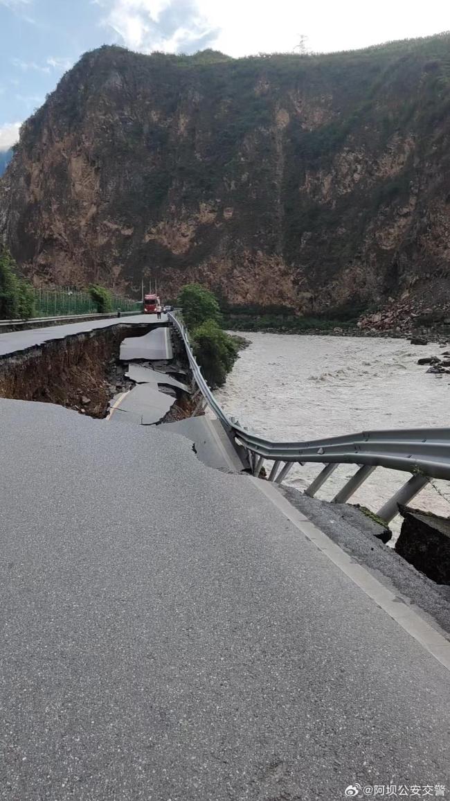 水流沖垮國道路基 四川茂縣213線交通管制