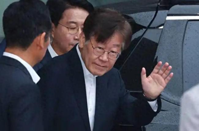 为何说李在明和韩军貌合神离，李在明又是如何自救的呢？