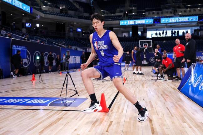 杨瀚森走的每一步都算数：双喜临门入选NBA