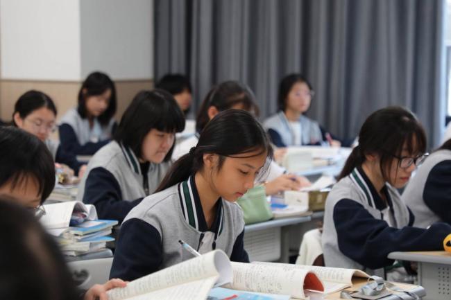 妈妈替复读生儿子查分瞬间泪崩 努力终获回报