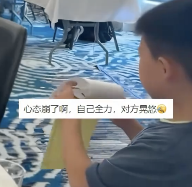 外國女生國際象棋賽遇到中國小孩哥