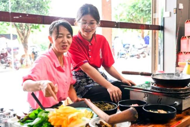 班主任回应扁担女孩高考成绩 班级表现超预期